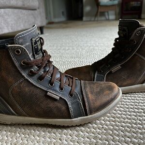 Women’s size 10 indie ridge motorcycle boot. Excellent condition,